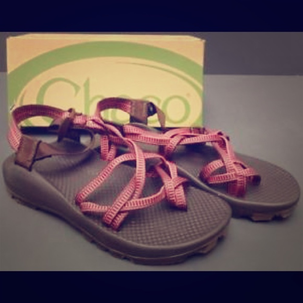 Chaco’s size 7.5 Unaweep sandals in rhubarb